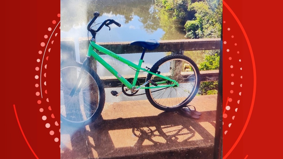 Bicicleta e sandálias de Victor Hugo, encontras na ponte do rio Laje na BR-425 em Nova Mamoré (RO) — Foto: Reprodução/Redes sociais