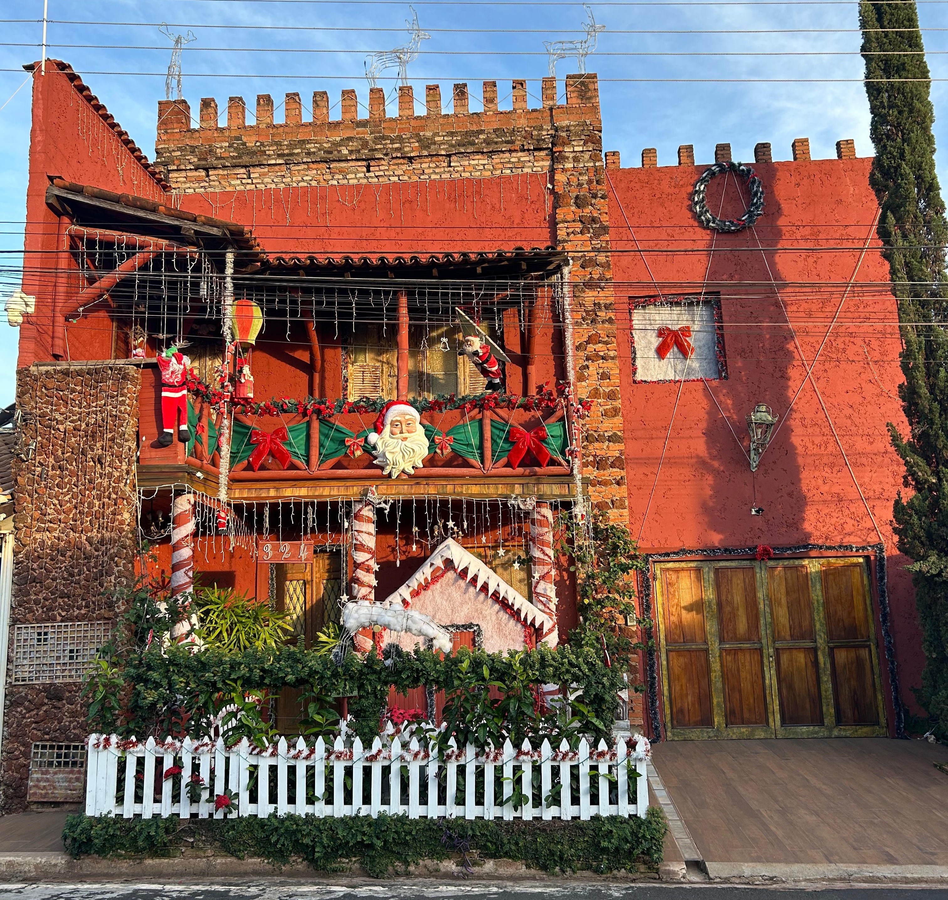 Gratidão em forma de decoração: conheça casa no interior de MG que há 18 anos recebe visitantes para o Natal