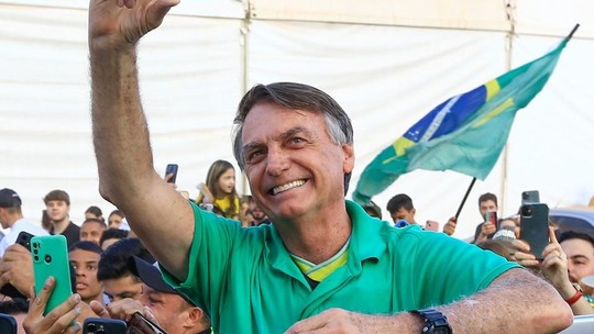 Após passar mal em Goiás, Bolsonaro faz exames em hospital de Brasília - Nesta sexta-feira (20), ex-presidente cancelou agendas em Anápolis (GO) depois de um mal-estar. Bolsonaro tem apresentado crises de soluço e vômitos.