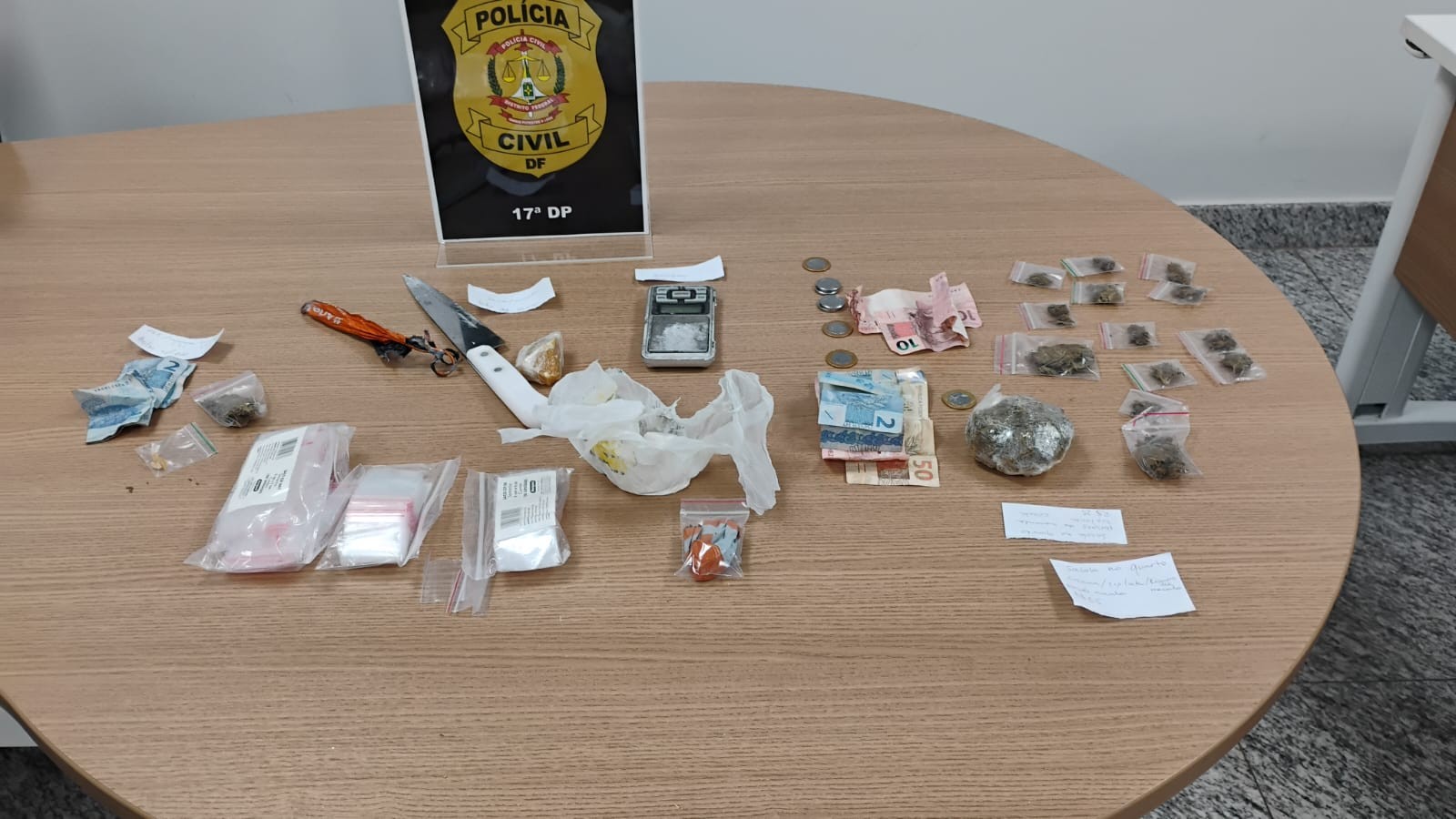 Homem é preso em flagrante por tráfico de drogas em Taguatinga; entorpecentes estavam escondidos no quarto dele e do irmão de 16 anos