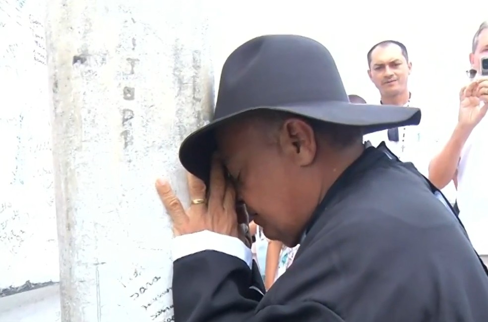 Ministro Teodoro Santos rezou junto à estátua de padre Cícero na Colina do Horto, em Juazeiro do Norte — Foto: SVM