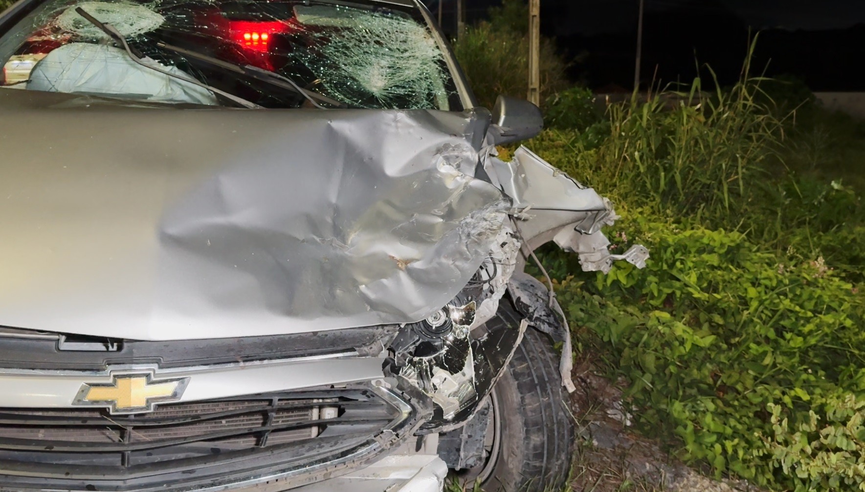 Mulher morre e homem fica ferido após carro invadir a contramão e atingir motocicleta na PB-008, em João Pessoa