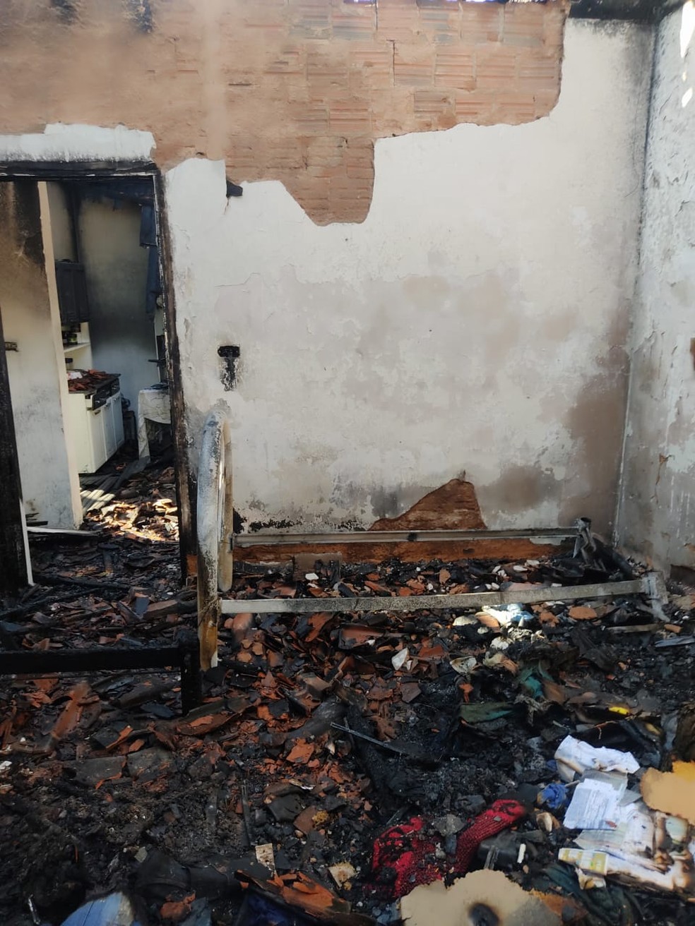 Mulher é presa após ameaçar pai de morte com faca e atear fogo na casa da vítima, em Junqueirópolis (SP) — Foto: Polícia Militar