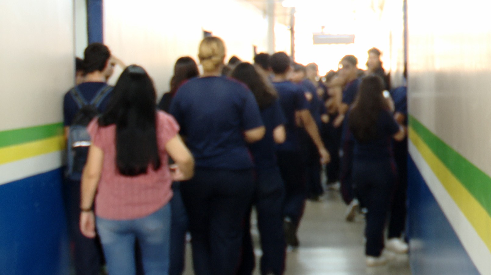 Estudantes LGBTQIAPN+ do Amazonas relatam bullying e exclusão nas escolas: 'me sentia acuado'