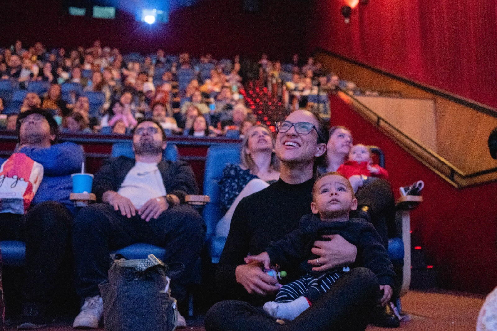 Projeto oferece sessões de cinema adaptadas para mães com bebês até 18 meses na Bahia 
