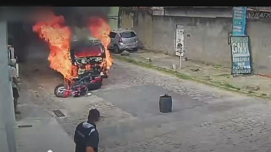 Motociclista é atropelado por Kombi em chamas em Nova Iguaçu - Foto: (Reprodução/ TV Globo)