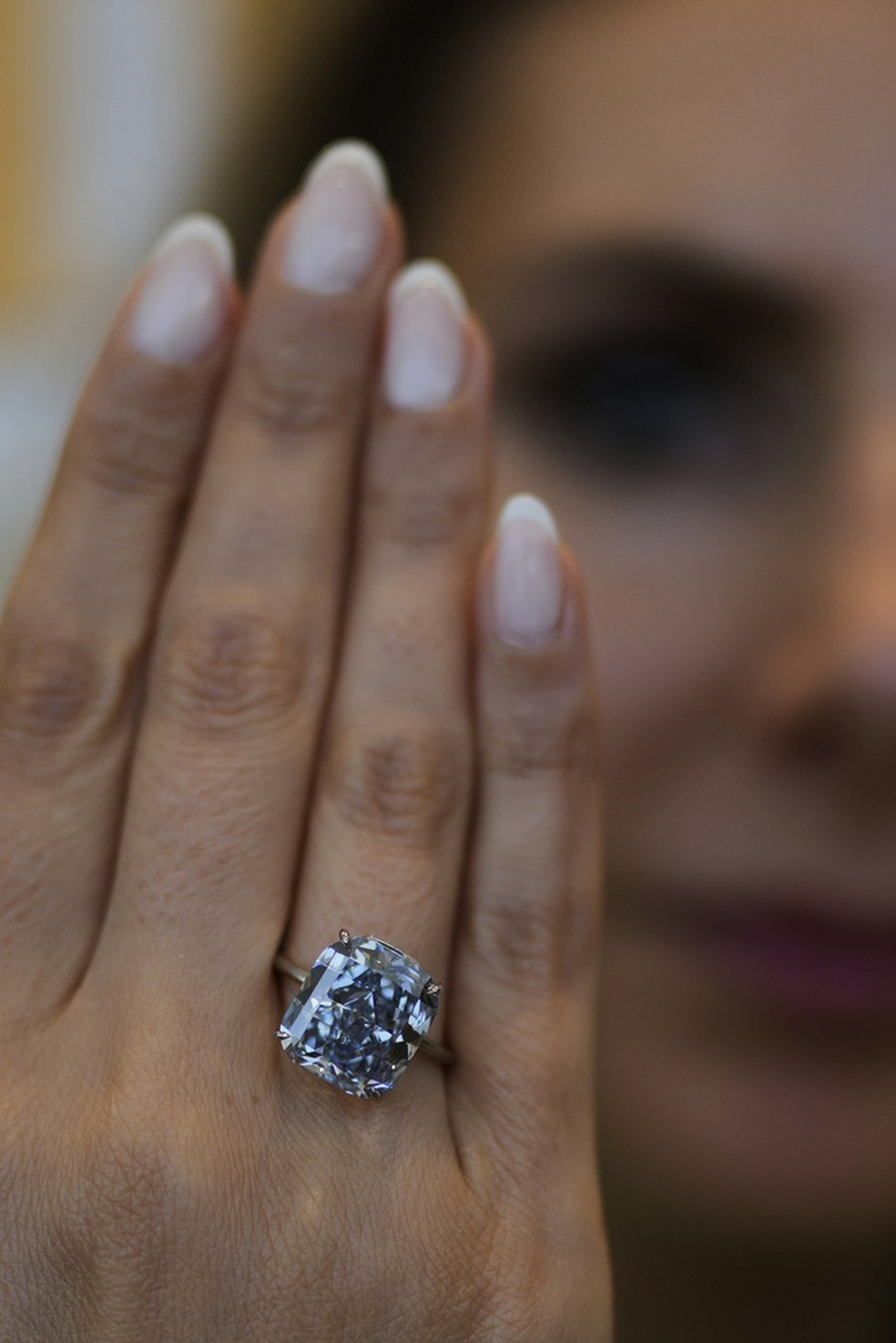 Diamante azul de 10 quilates brilha em uma exposição de US$ 100 milhões em Abu Dhabi — Foto: AP/Altaf Qadri