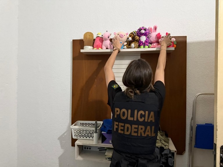 Irmãos são presos durante operação da Polícia Federal contra abuso sexual infantil em Manaus
