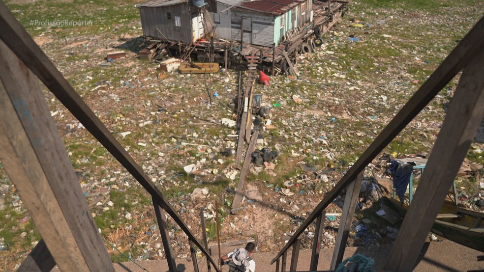 Casas flutuantes em meio ao lixo — Foto: Reprodução/TV Globo