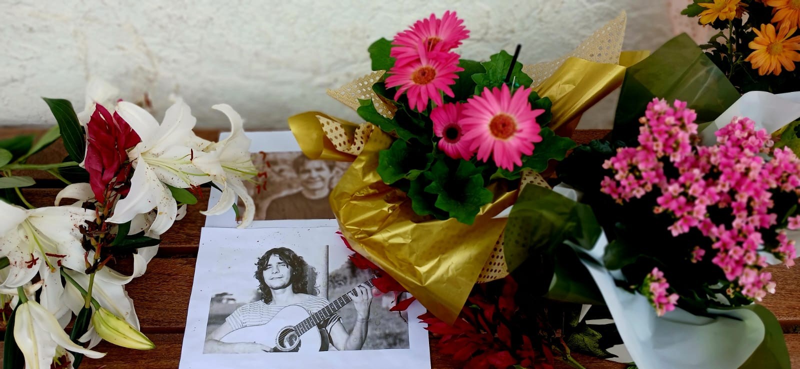 Fãs homenageiam Lô Borges e deixam flores no lugar onde surgiu 'Clube da Esquina'