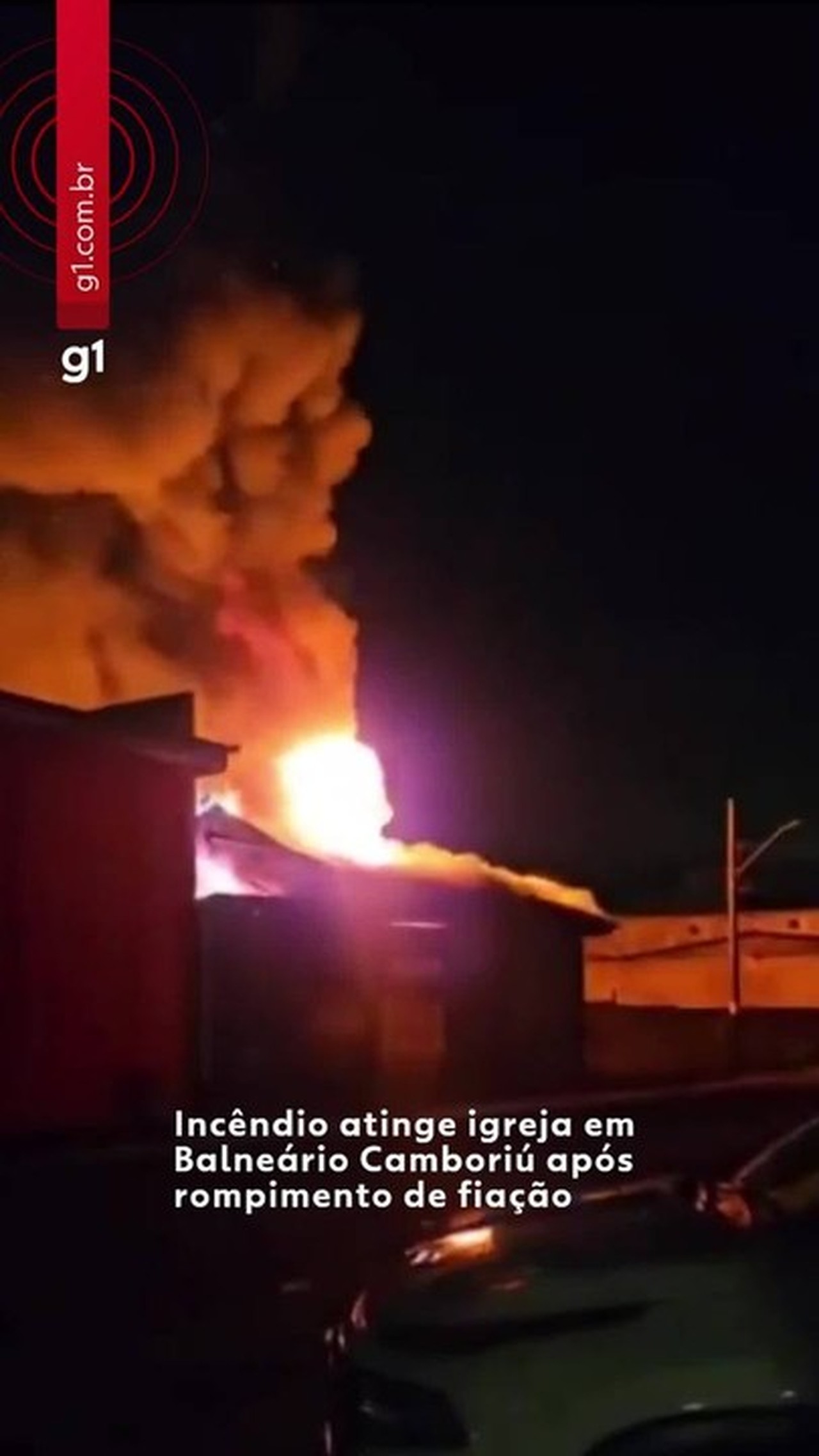 Igreja pega fogo após fiação romper e 17 mil ficam sem luz em Balneário Camboriú; VÍDEO