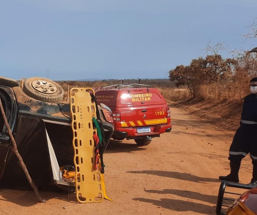 Mulher fica ferida após carro capotar em Montes Claros