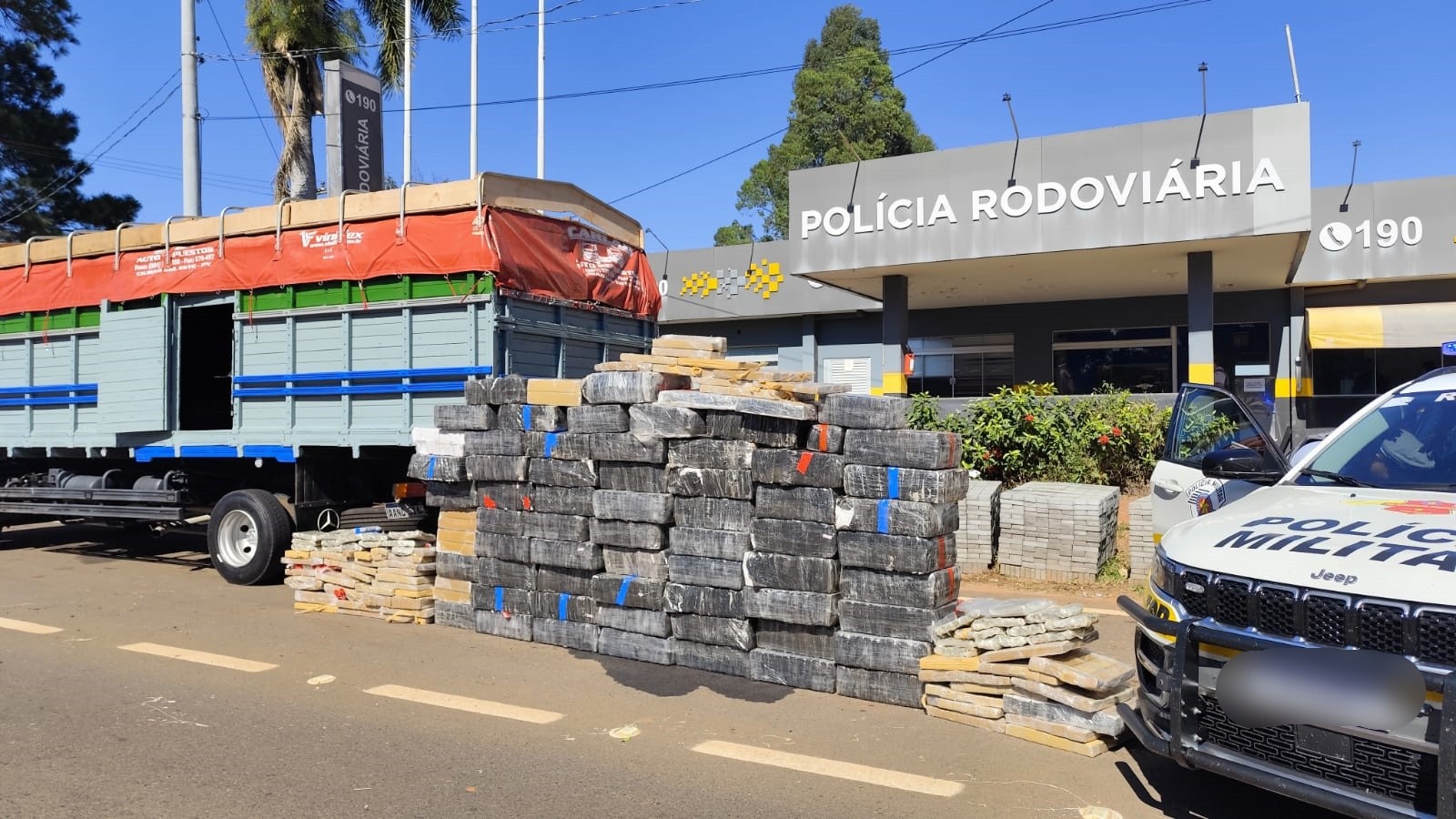 Polícia apreende uma tonelada de maconha em teto adaptado de caminhão no interior de SP