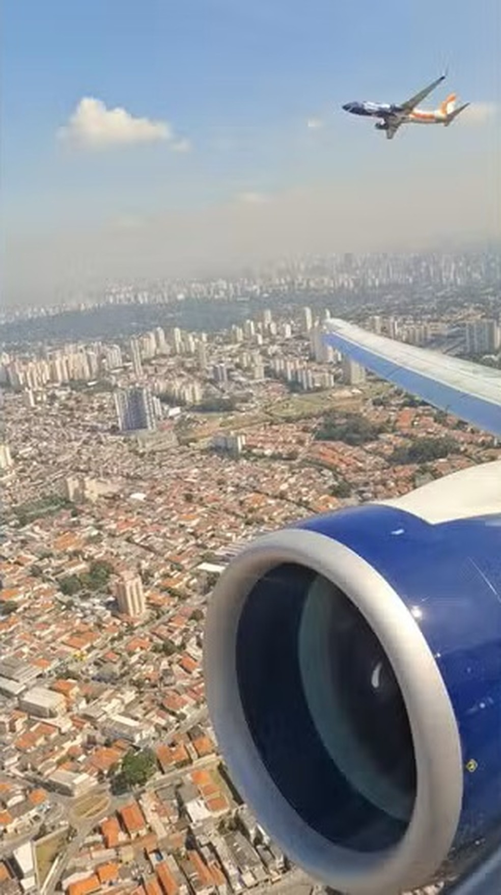 Aproximação entre duas aeronaves no aeroporto de Congonhas, nesta quinta-feira (30). — Foto: Reprodução/Redes Sociais