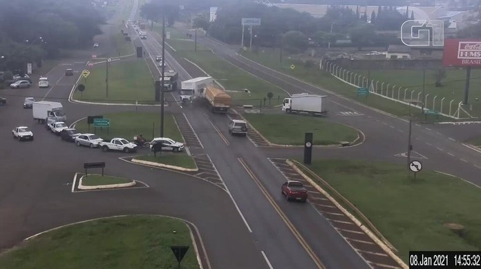 Caminhão quebra e trava perímetro urbano da BR 277 em Cascavel