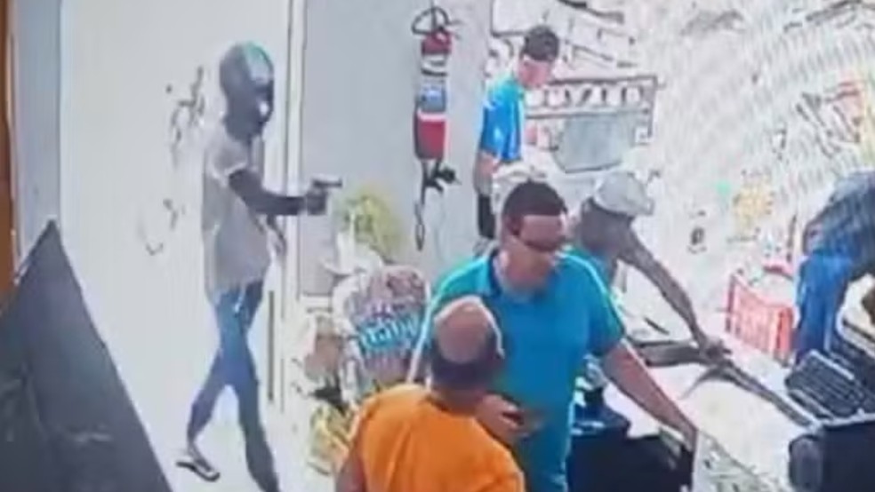 Criminoso invade comércio e mata homem a tiros em Irauçuba, no interior do Ceará — Foto: Reprodução
