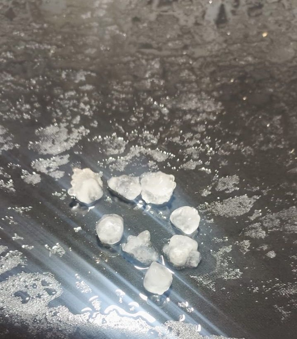 Chuva de granizo é registrada em Valença (RJ) nesta sexta-feira (25) — Foto: Divulgação