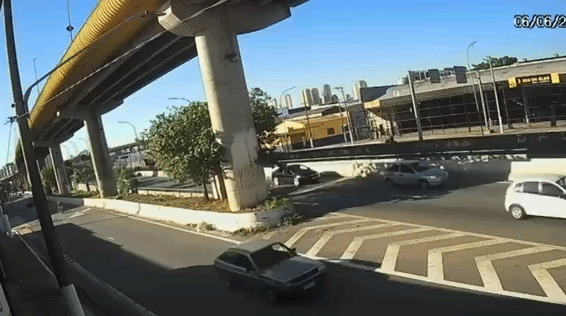 VÍDEO: veja momento em que motorista de Porsche perde o controle e bate na Zona Sul de SP