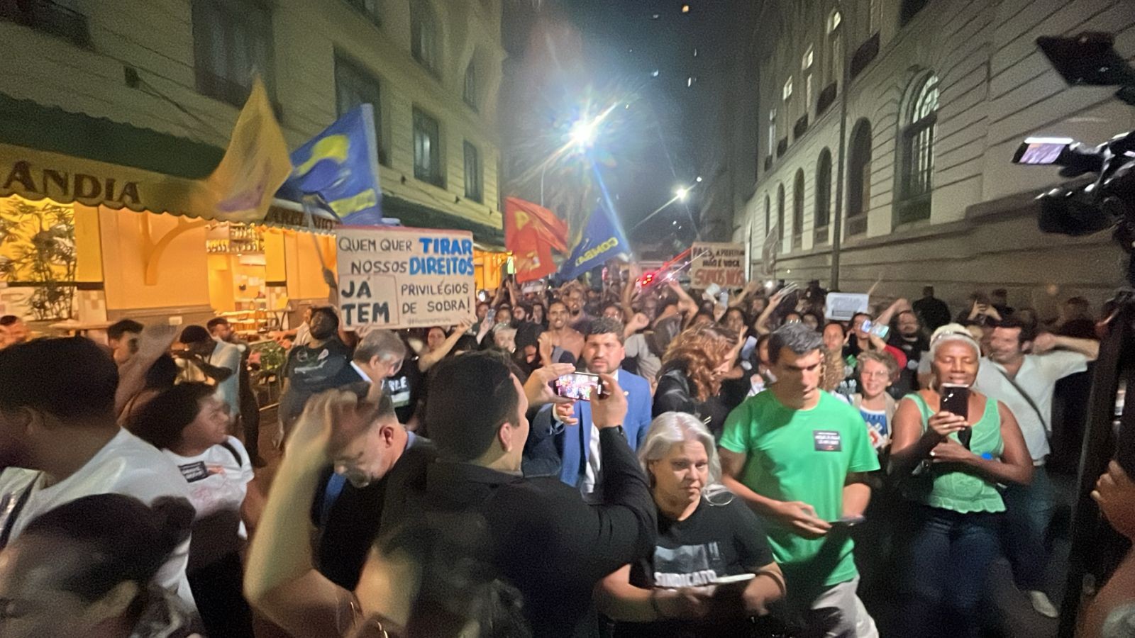 Manifestantes invadem plenário da Câmara do Rio contra projeto de lei que altera benefícios de professores