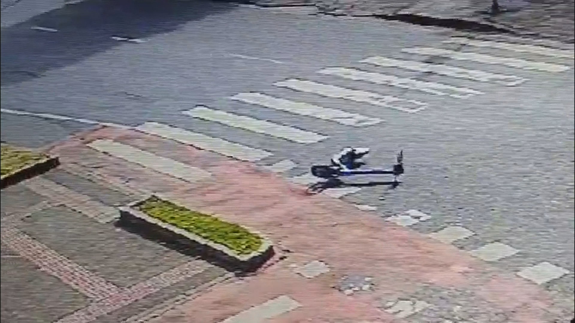 Homem avança sinal vermelho e bate patinete em moto; VÍDEO