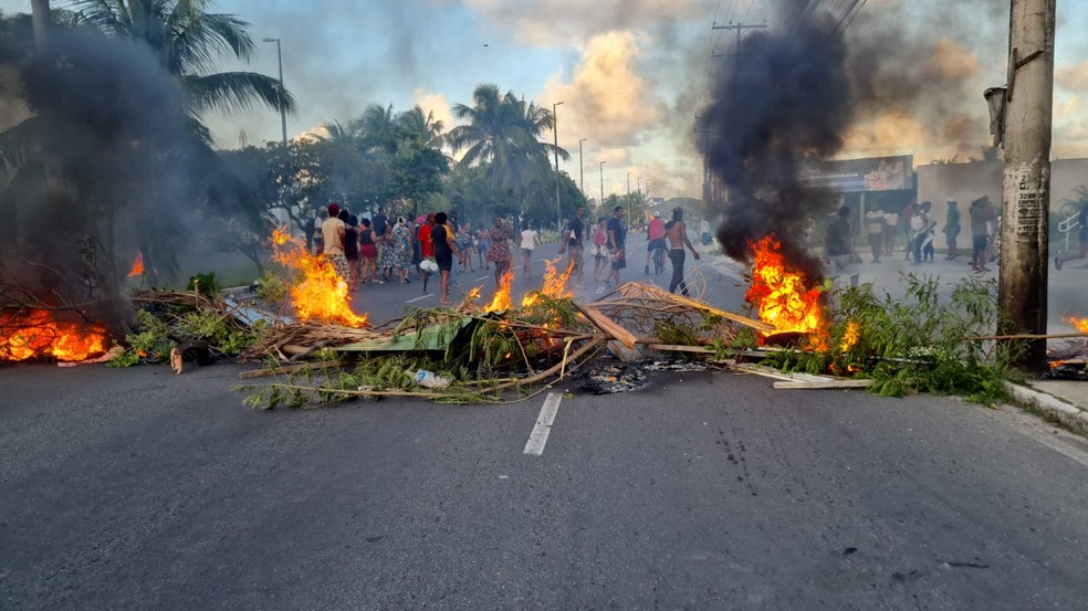 População faz protesto contra morte de criança de 10 anos em Lauro de Freitas, na RMS — Foto: Müller Nunes/TV Bahia