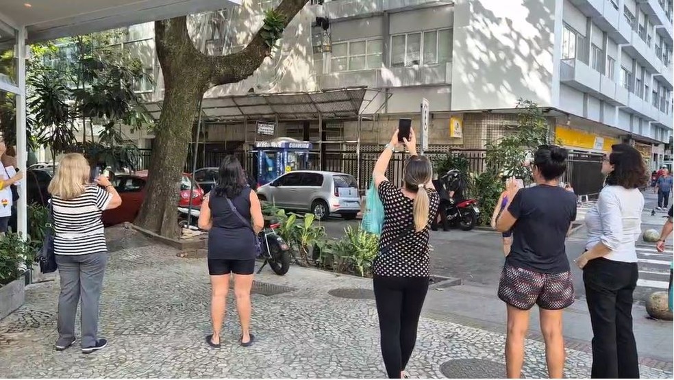 Transeuntes filmam tucanos em esquina do Leblon — Foto: Dan Delmiro/Arquivo Pessoal