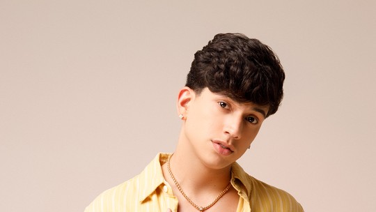 Léo Foguete dispara e, com um ano de carreira, emplaca três gravações entre as 50 músicas mais ouvidas no Brasil - Aos 21 anos, cantor pernambucano aparece no 11º, 12º e 13º lugares da lista com dois grandes hits.
