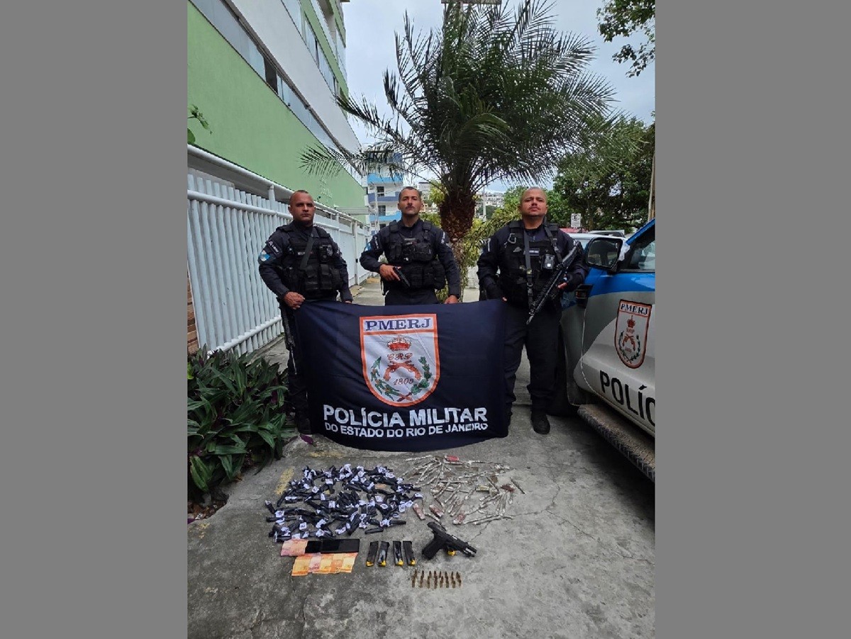 Suspeito é baleado e outro é preso durante ação da PM em comunidade de Arraial do Cabo
