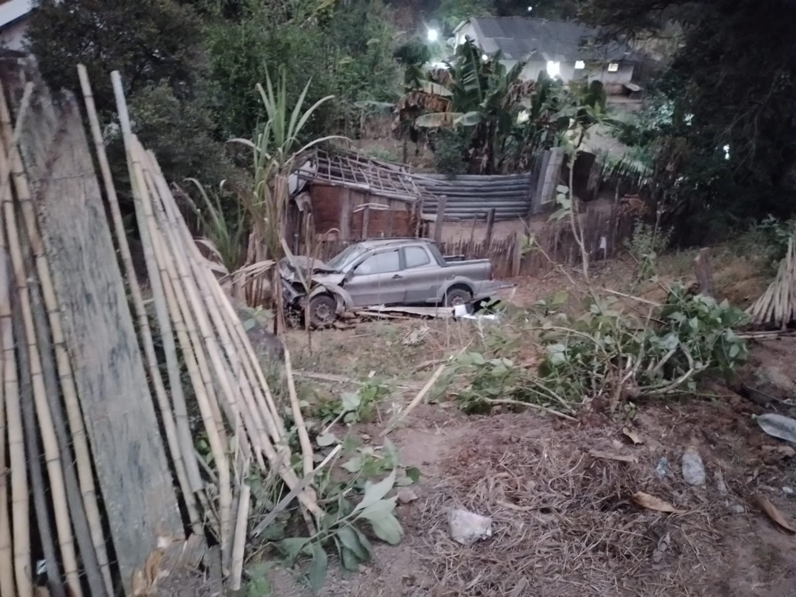 VÍDEO: Carro vai parar dentro de quintal após ser atingido por outro que invadiu a contramão na BR-267, em Juiz de Fora 