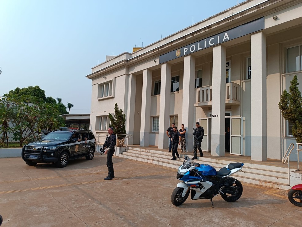 Polícia faz operação de combate à infiltração de integrantes de facção criminosa na política na região de Araçatuba (SP) — Foto: Rafael Honorato/TV TEM
