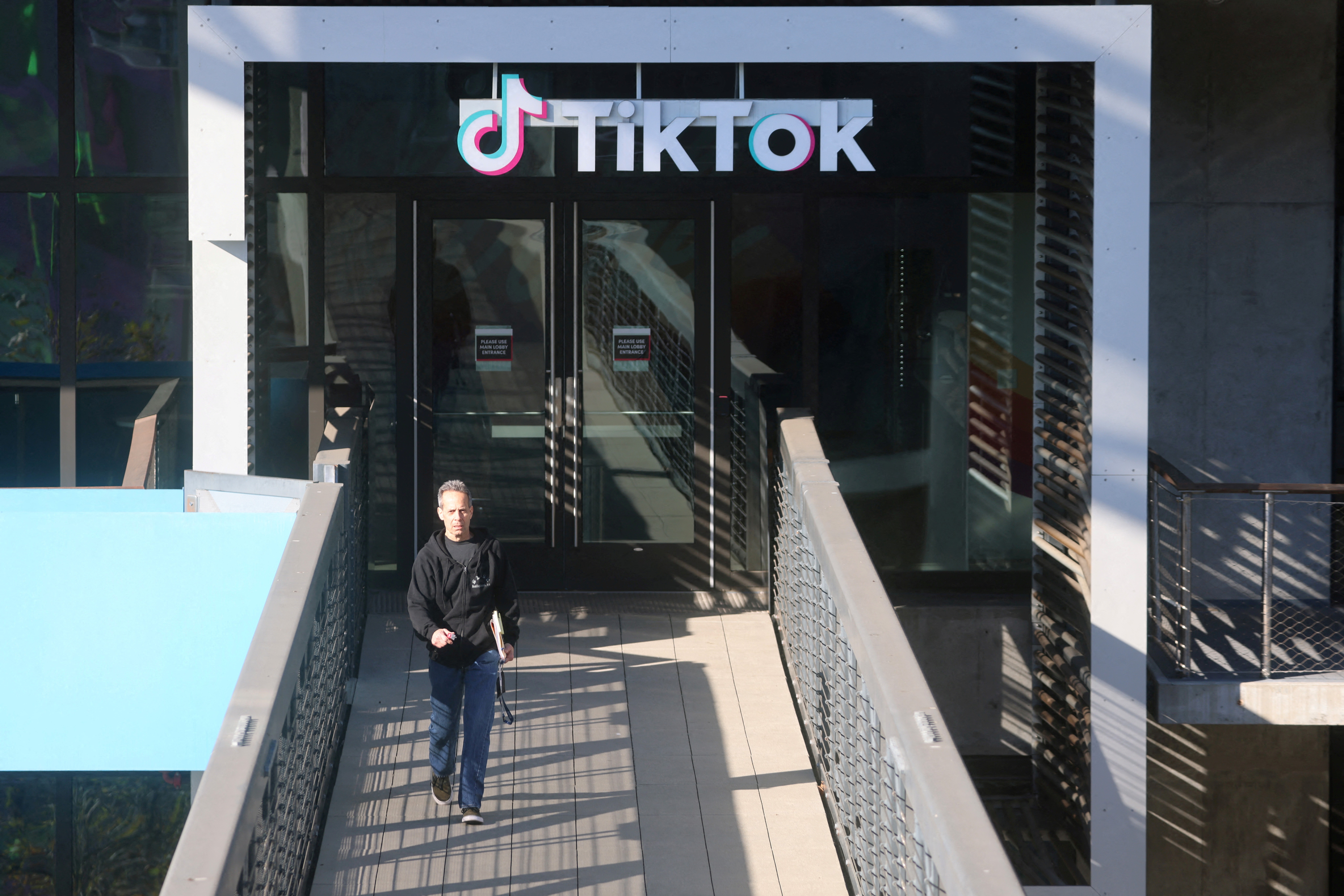 China nega exigir acesso a dados de usuários após União Europeia impor multa ao TikTok