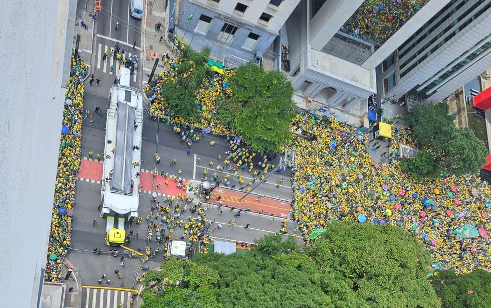 Carro de som em que Bolsonaro deve discursar foi posicionado perto do Masp e do Parque Trianon — Foto: g1