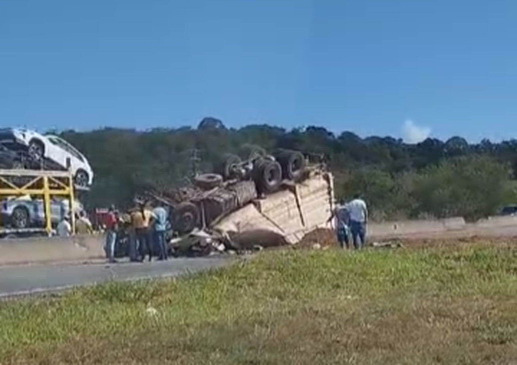 Motorista de caminhão morre em capotamento na BR-101 em Japaratuba