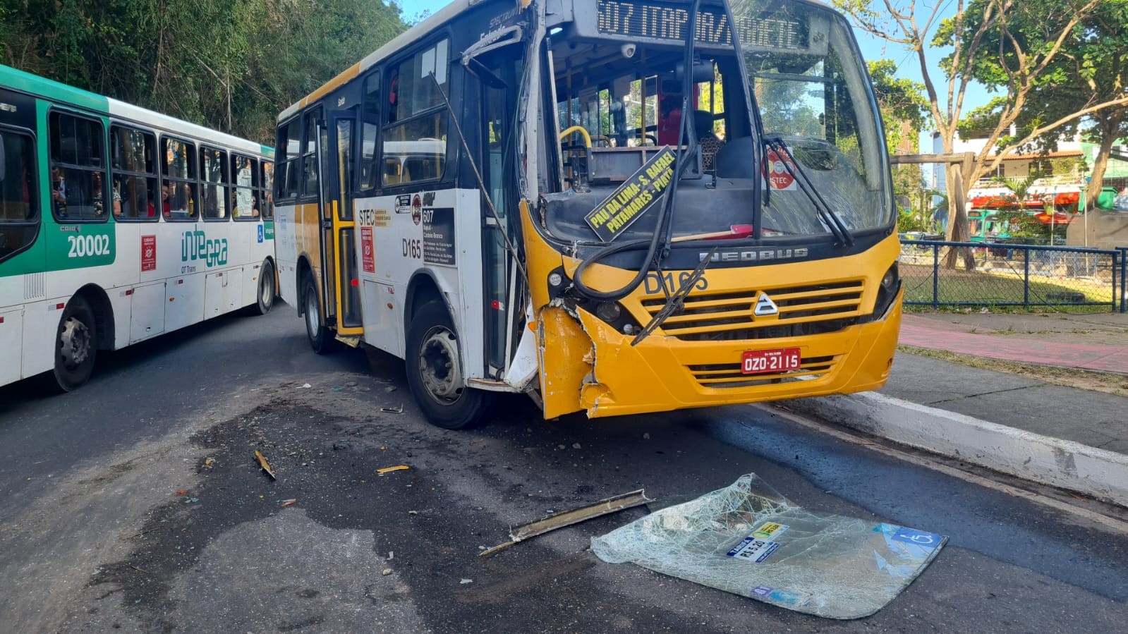 Cinco pessoas ficam feridas após batida entre dois micro-ônibus do transporte público em Salvador