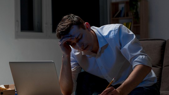 Burnout não é frescura: entenda a exaustão crônica ligada ao trabalho, quais os sintomas e como agir - Síndrome do burnout atinge 1 em cada 3 brasileiros com estresse no trabalho e pode causar exaustão física e emocional profunda.