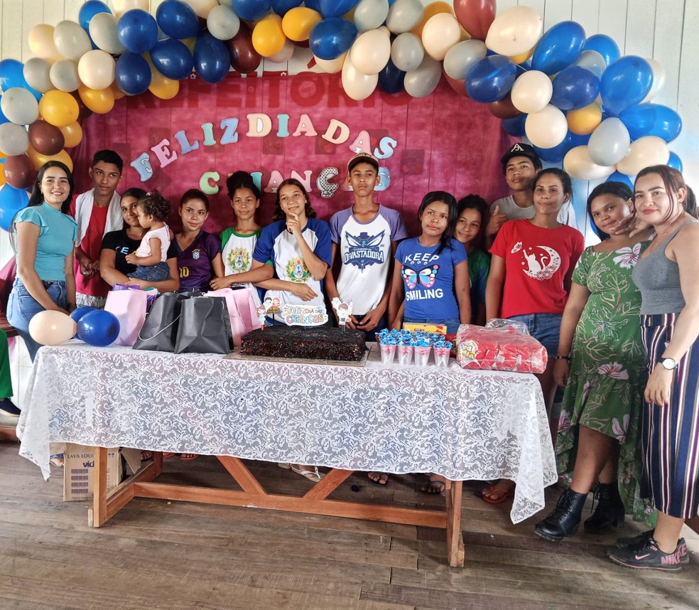 Escola Limoeiro Anexo contou com festa de dia das crianças para os alunos no último dia 13 de outubro; à direita, está a professora Célia Amorim — Foto: Arquivo pessoal/Cedida ao g1