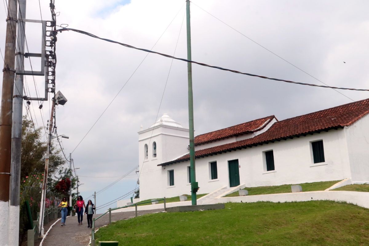 Homem fica ferido após ser atacado por cachorro no Monte Serrat, em Santos