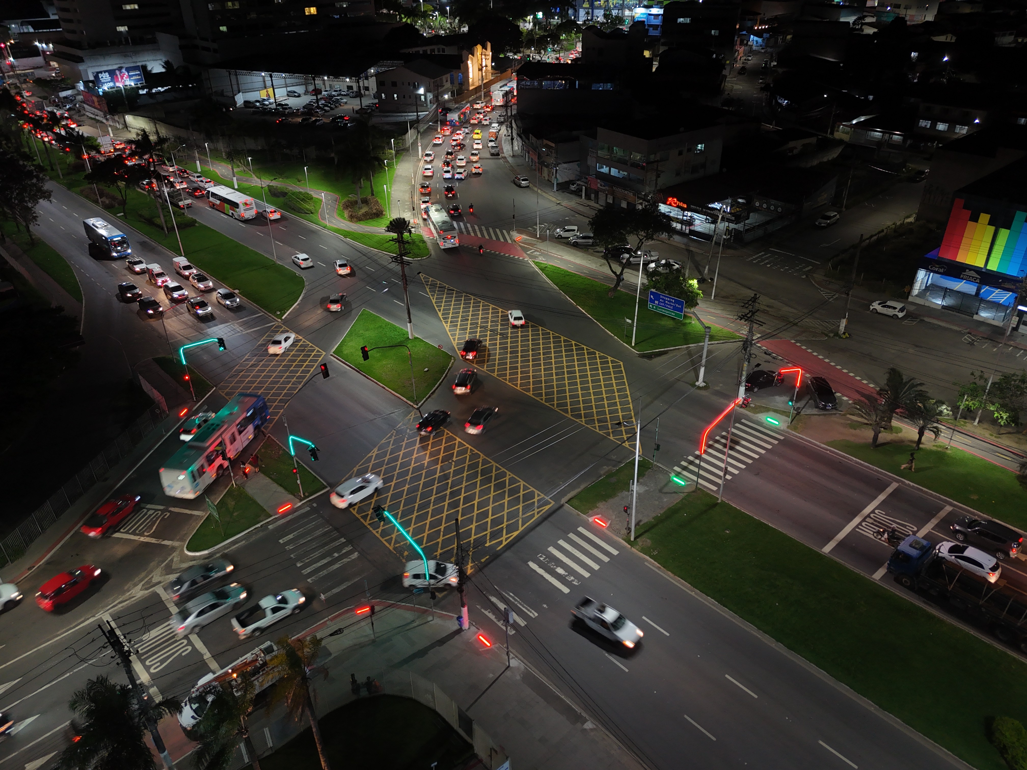 Poste todo iluminado e carregador em ponto de ônibus: cidade do ES terá primeira avenida inteligente