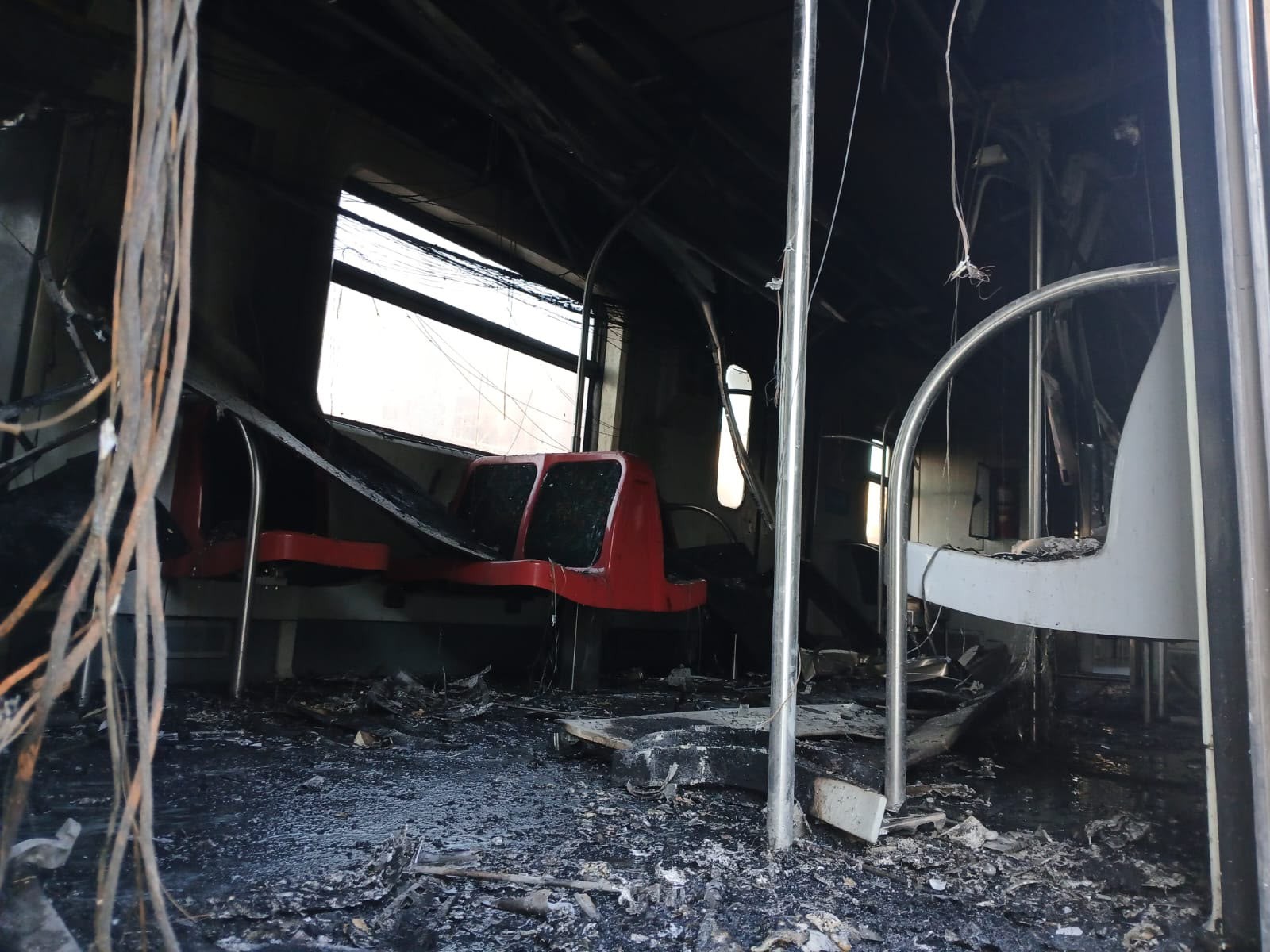 FOTOS: Veja como ficou por dentro o trem após explosão e incêndio na Linha 12-Safira da Trivia Trens