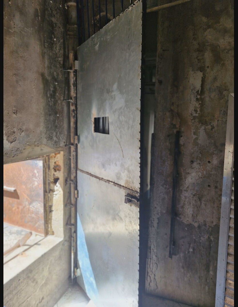 Pol&iacute;cia fecha 'bunker do tr&aacute;fico' na Lapa; local tinha porta de a&ccedil;o e passagem secreta &mdash; Foto: Reprodu&ccedil;&atilde;o