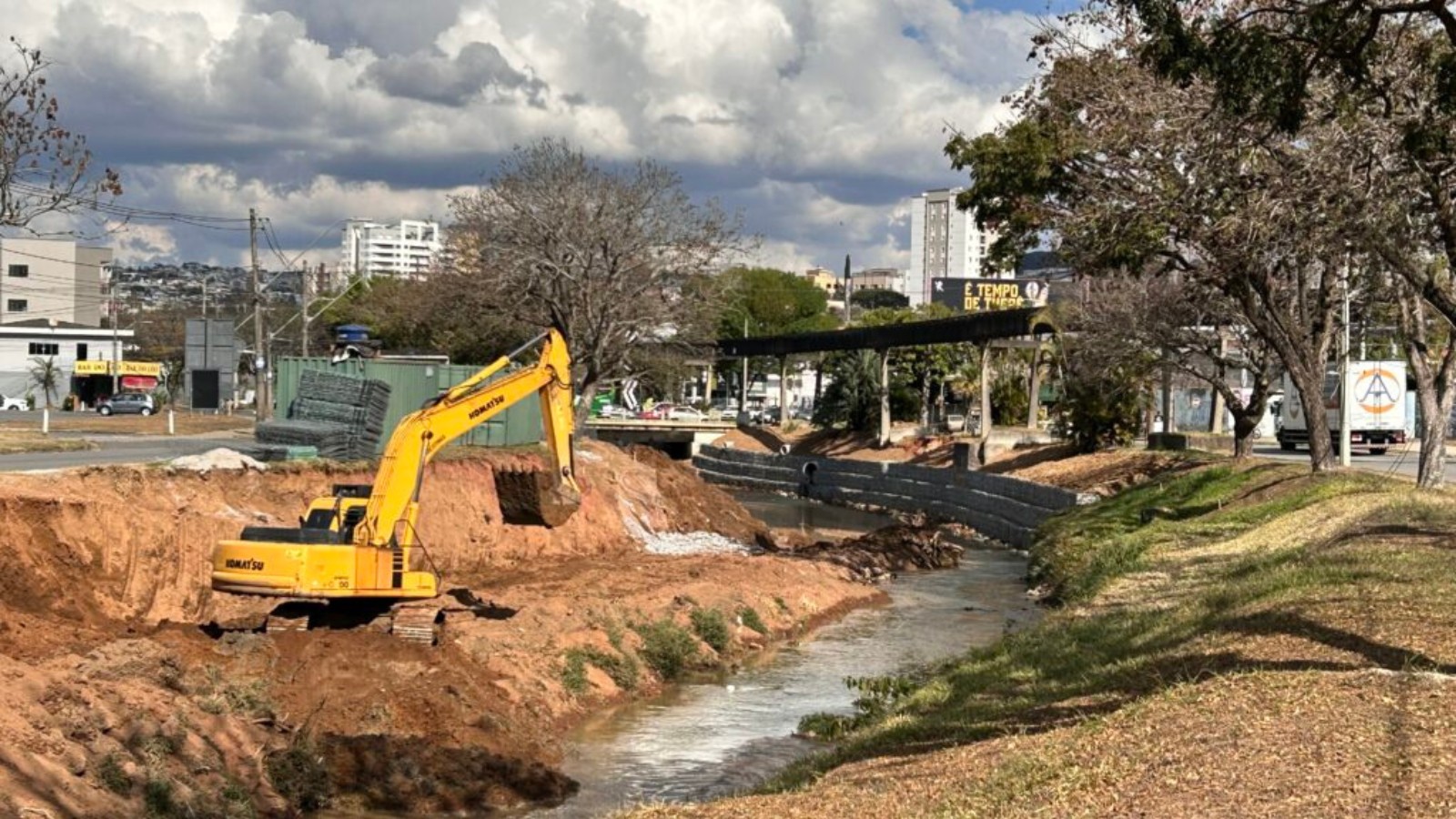Prefeitura finaliza recuperação da Av. João Pinheiro com instalação de gabiões