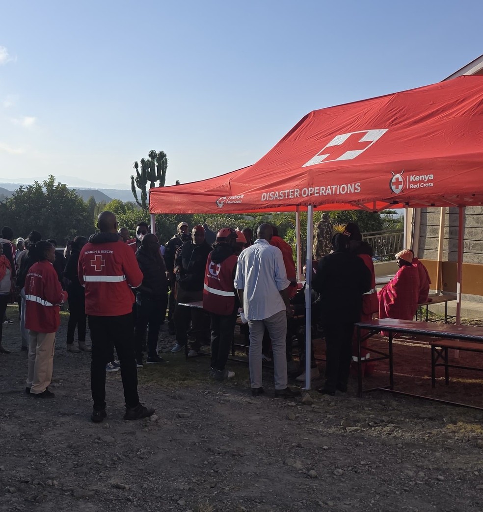Cruz Vermelha do Quênia monta operação de suporte para as sobreviventes do incêndio que matou meninas em escola. — Foto: Reprodução / Cruz Vermelha do Quênia