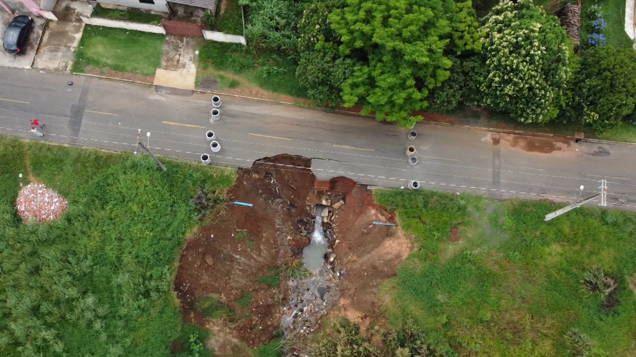 VÍDEO: Cratera desmorona parte de rua de Ponta Grossa
