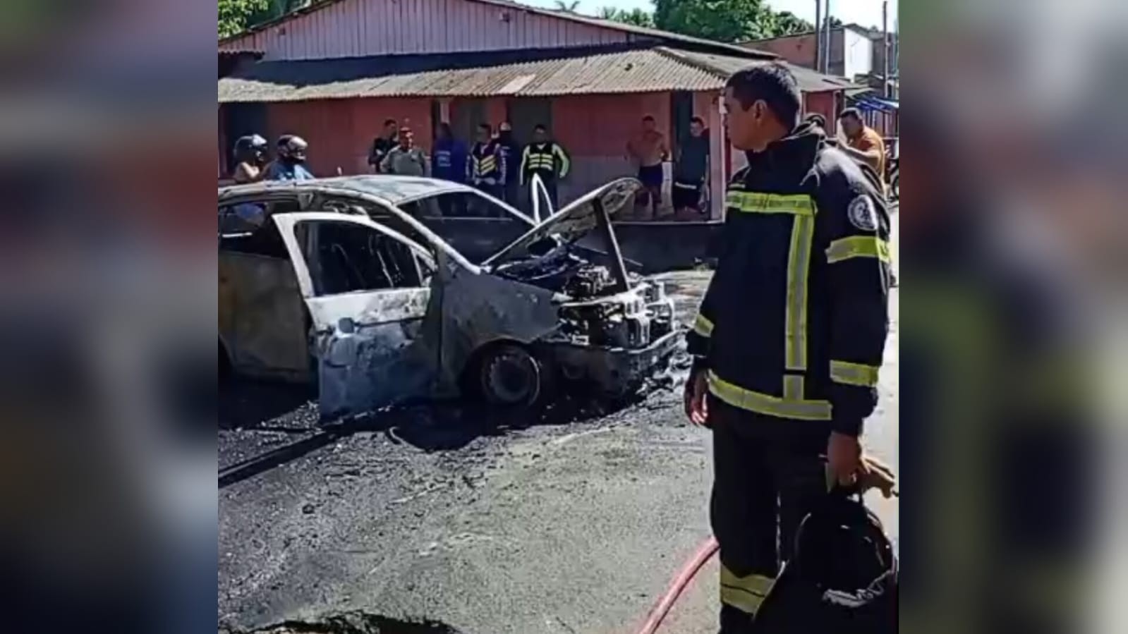 VÍDEO: Carro pega fogo no meio da rua e mobiliza bombeiros em Oriximiná