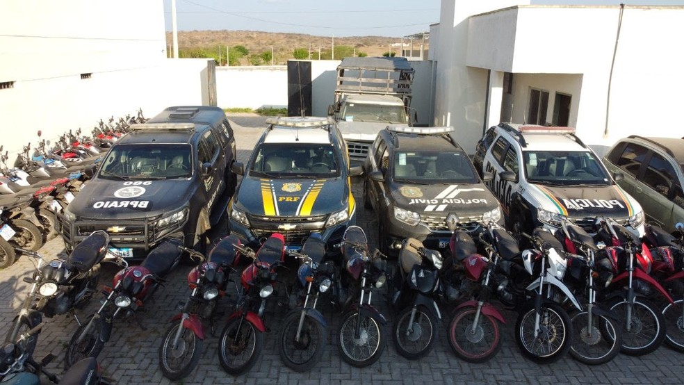 Treze motos foram apreendidas em operação da PM com a PRF, em Jaguaretama. — Foto: Polícia Militar/ Divulgação