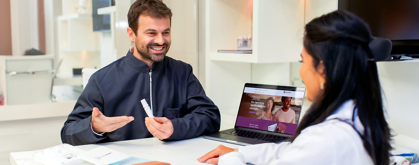 Vai colocar um implante? Conheça a solução da Neodent para um sorriso mais natural 