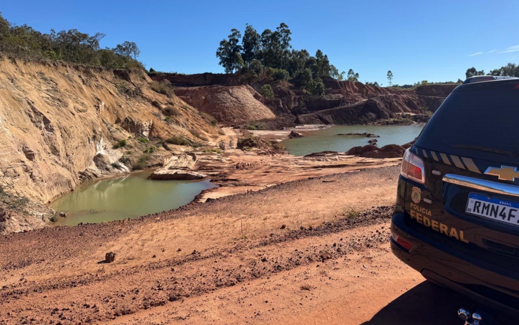 Máquinas apreendidas em área de extração de areia na zona rural de Ibiraci