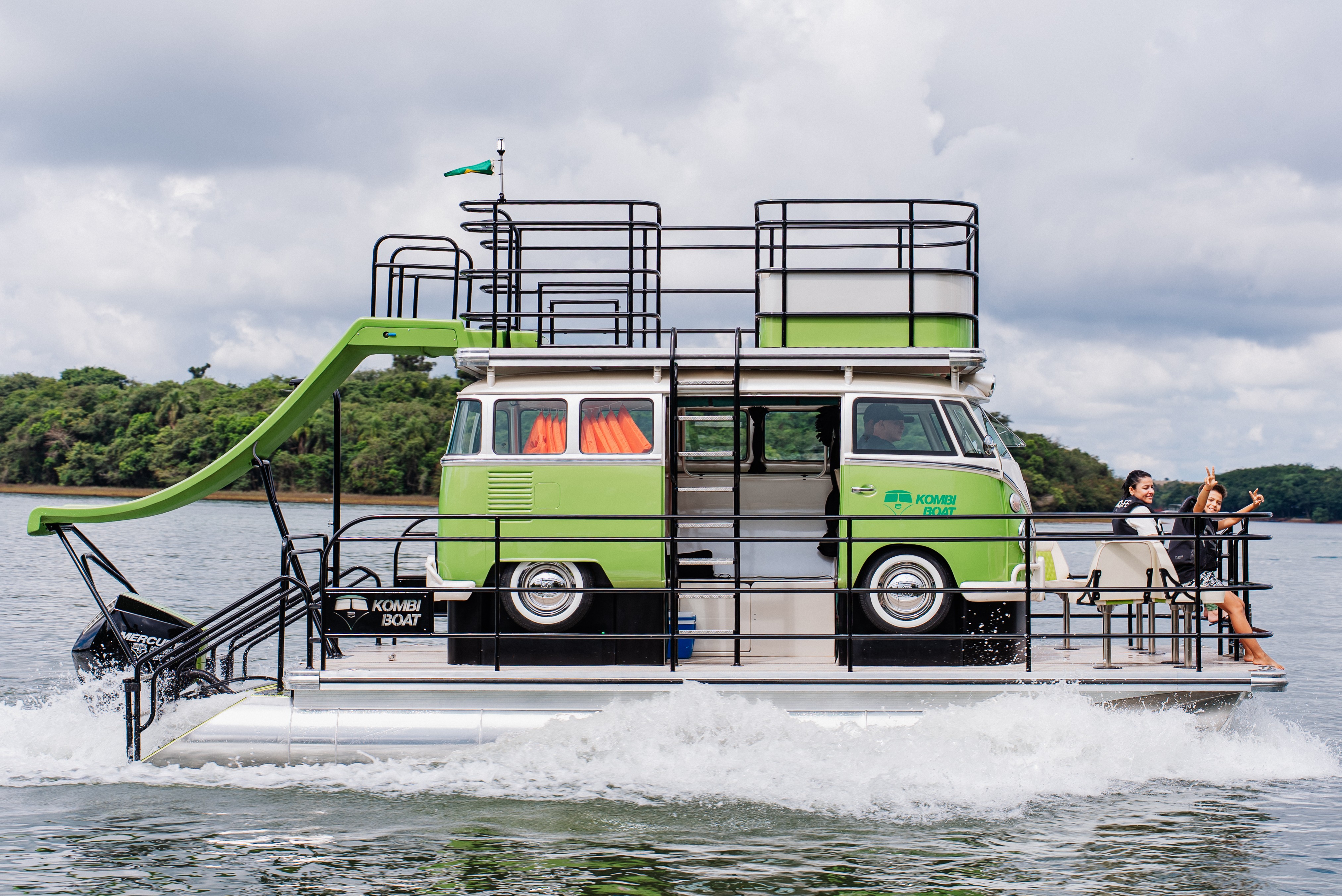 VW Kombi barco: réplica da van clássica navega pelas águas e custa R$ 790 mil