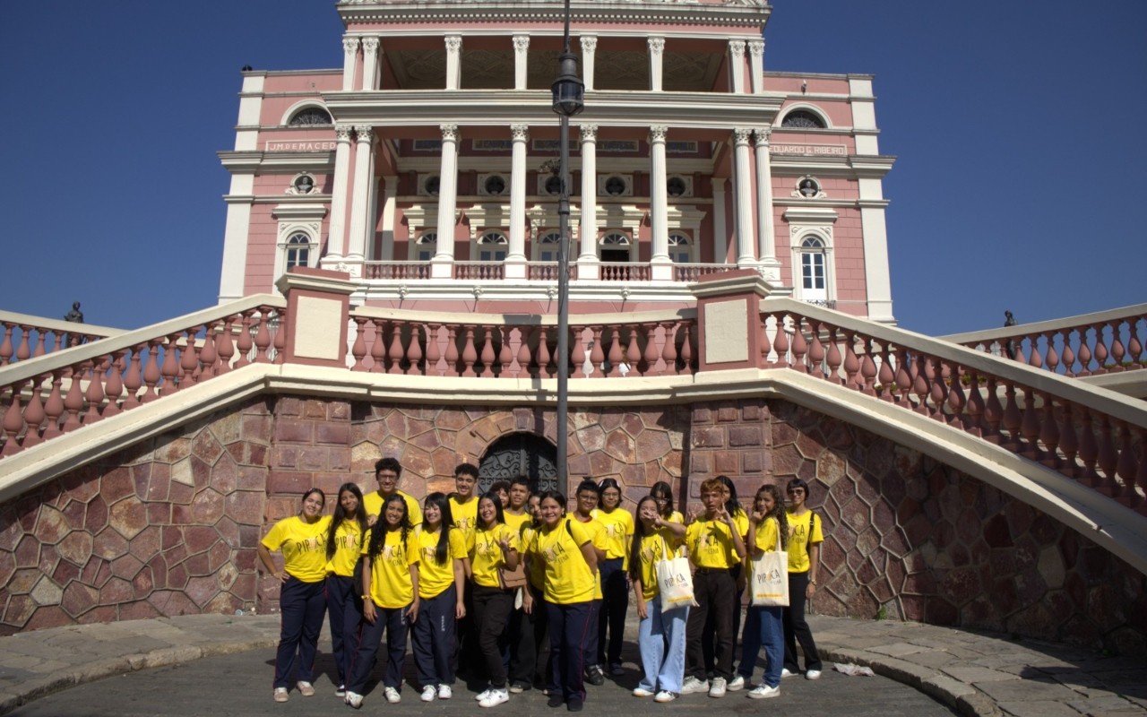 'Um lugar muito lindo': estudantes do Pipoca em Cena mergulham na história do Teatro Amazonas