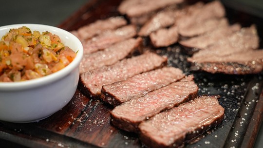 Preço da carne segue alto e pode subir mais; veja quais cortes ficaram mais caros - Acém, peito e músculo estão entre os cortes que mais encareceram no último ano. Preço da carne baixou em agosto, mas acumula inflação acima de 22% desde setembro do ano passado.